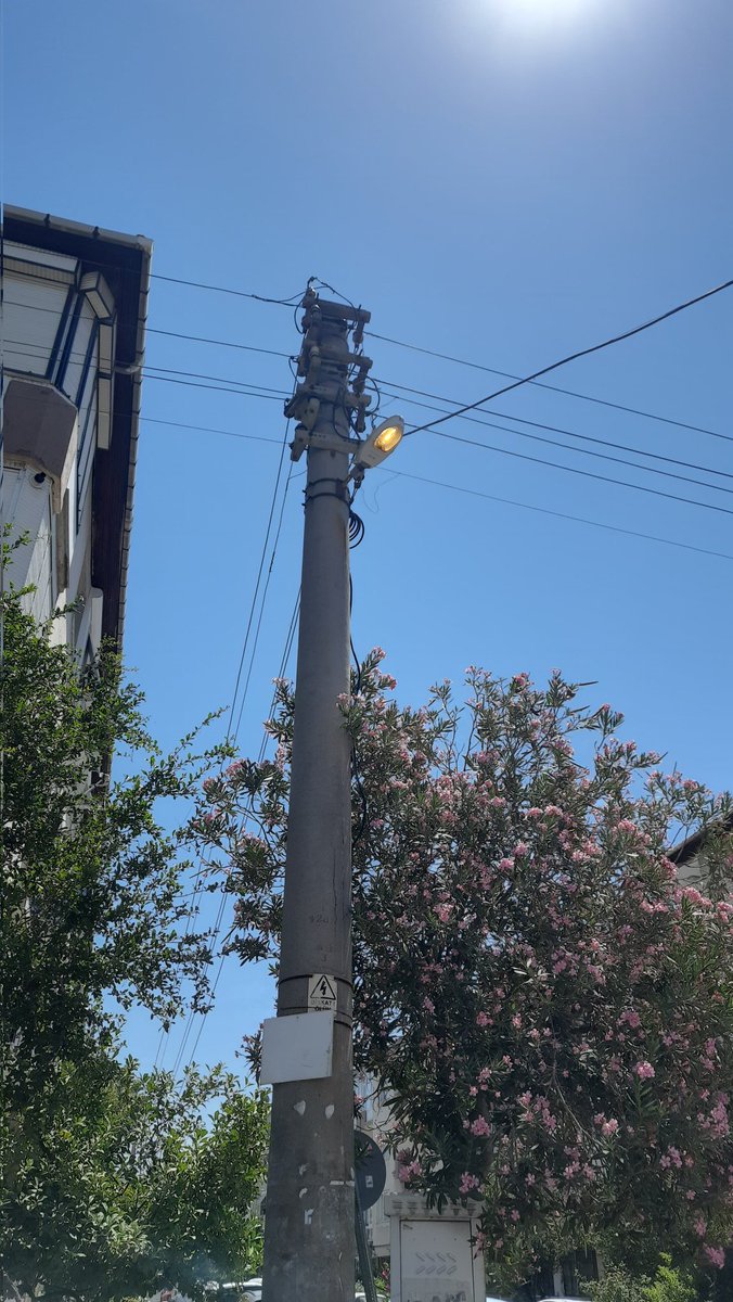 nrtn3545's tweet photo. Sokak lambaları yanıyor. Saat: Gündüz 12.20 #gedizelektrik yer Bahçelievler Karşıyaka https://t.co/zQo53ePz77