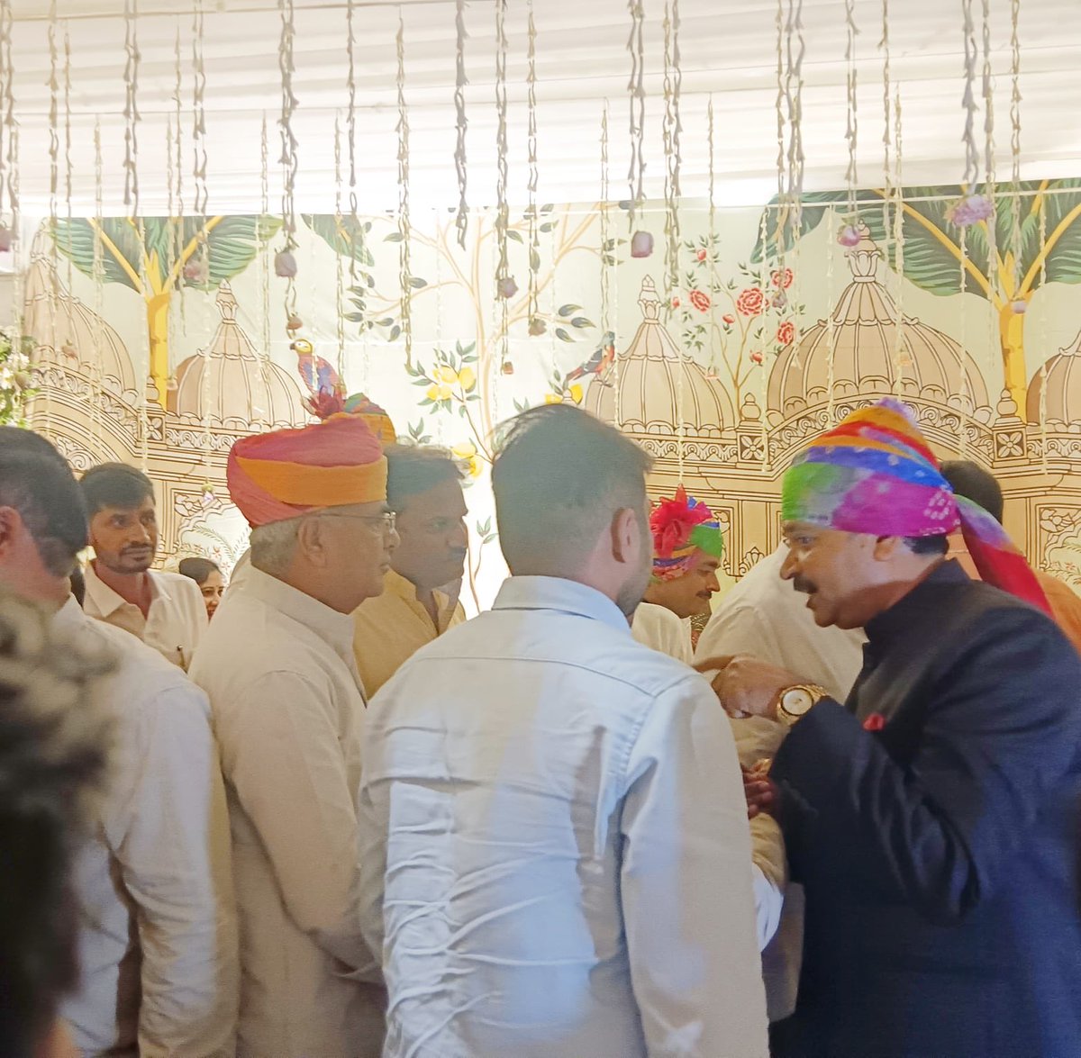 आज आदरणीय नेता प्रतिपक्ष श्री टीका राम जूली जी की सुपुत्री के सगाई समारोह में सम्मिलित हुआ। इस शुभ अवसर पे समस्त जूली परिवार को मेरी ओर से हार्दिक बधाई एवं शुभकामनाएं।
⁦<a href="/TikaRamJullyINC/">Tika Ram Jully</a>⁩
