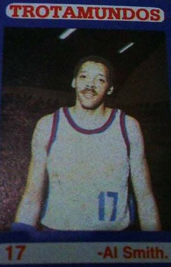 ÍDOLO DE LA AFICIÓN VALENCIANA
6 de julio de 1985: El norteamericano Al Smith, ídolo de la afición valenciana y alero del equipo Trotamundos de Carabobo, estableció una marca al anotar 78 puntos en partido contra Portuguesa. (Hilo)