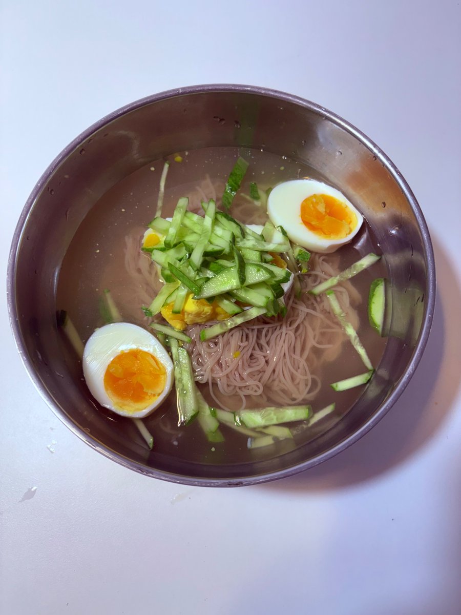 곽재식의 일요요리!

오늘은 냉면을 만들라는 의뢰를 받아 이렇게 만들었다.

시식평은: 좀 더 다양한 재료가 있다면 좋겠다