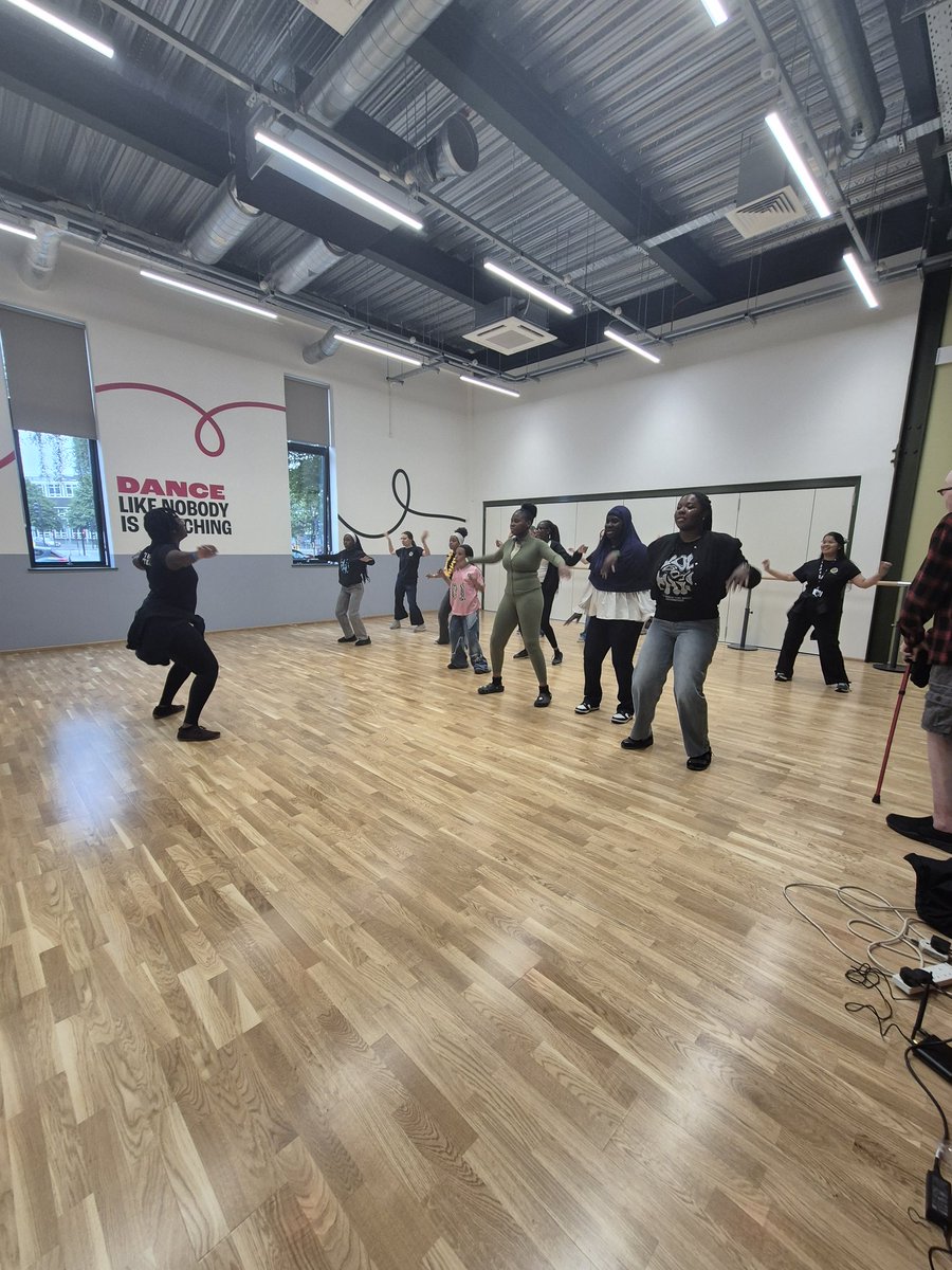 Had the pleasure of attending the official opening of @SalfordYZ as a proud community member &amp; founder of <a href="/LCUKCIC/">Lusoconnectionuk CIC</a>. A space full of opportunities for local children to thrive!
Loved the dance class by Tania Camara &amp; the girl singing "Listen" by Beyoncé ,what a voice! 💛👏