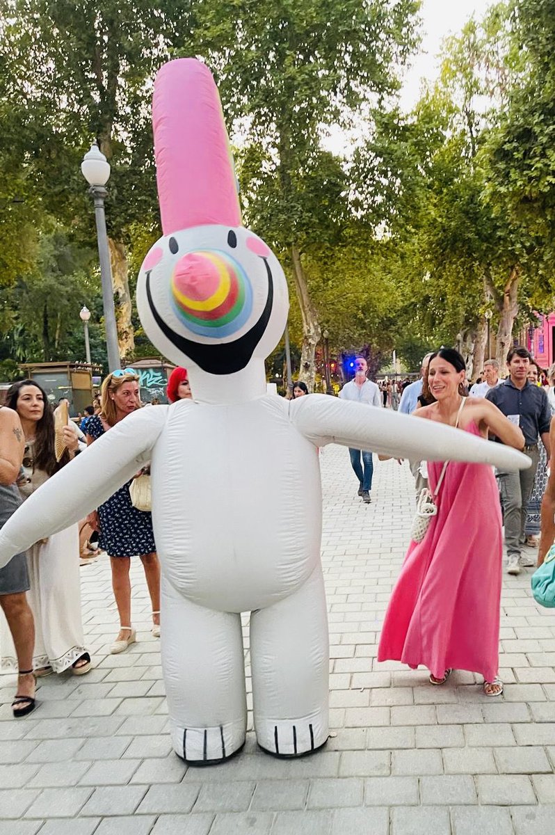 ElGabineteDeLas's tweet image. A veces no pinto. A veces persigo a Curro con mi amiga para hacerme una foto con él.