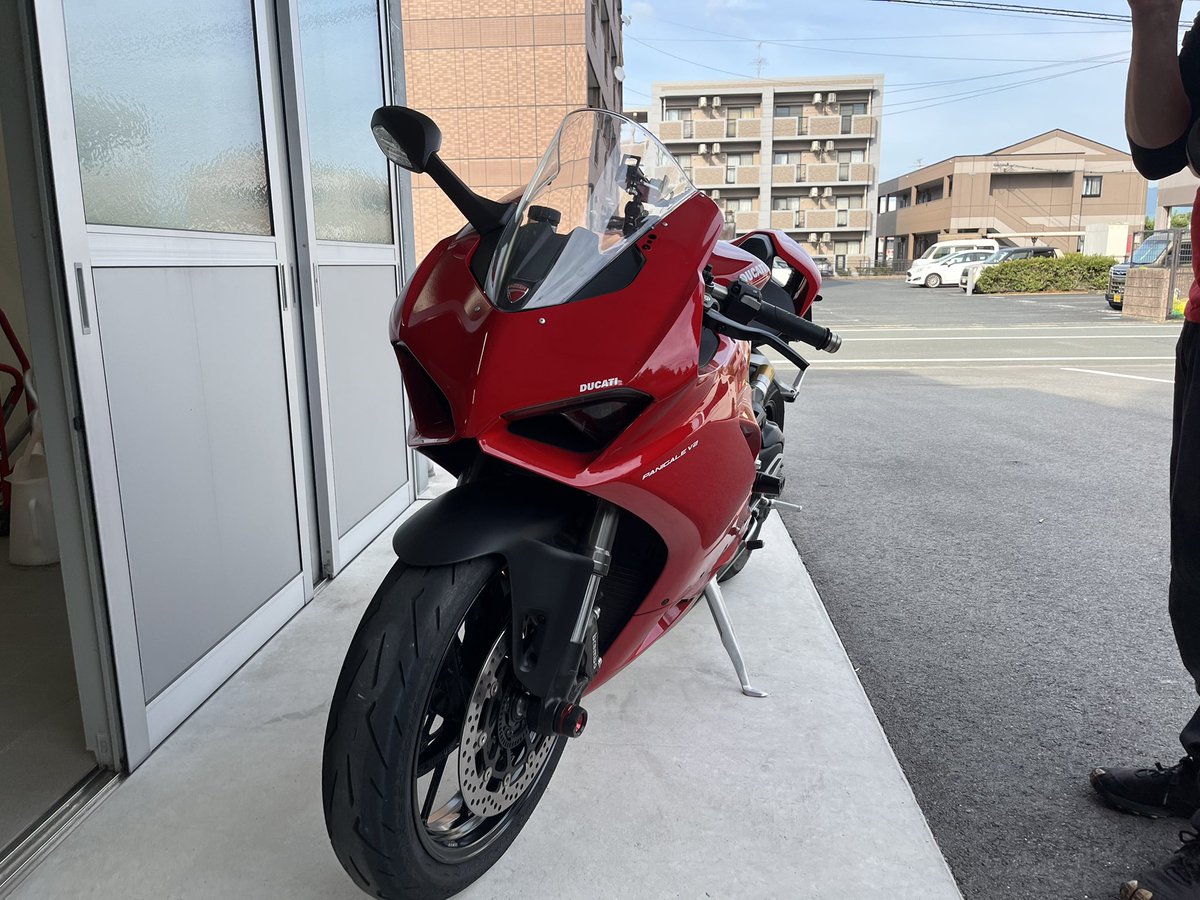 Panigale_sm's tweet image. 今日はドゥカティ熊本にパニガーレを預けに行きました🏍️
今年の夏も猛暑が続きそうですねぇ
阿蘇方面も暑そうだな🤨
新型V2に浮気しそうになりました。

きゅうり大きくなってる🫢🥒
#ドゥカティ
#パニガーレv2
#バイク女子
#バイクのある生活
#バイク好きな人と繋がりたい
#ツーリング
#きゅうり日記