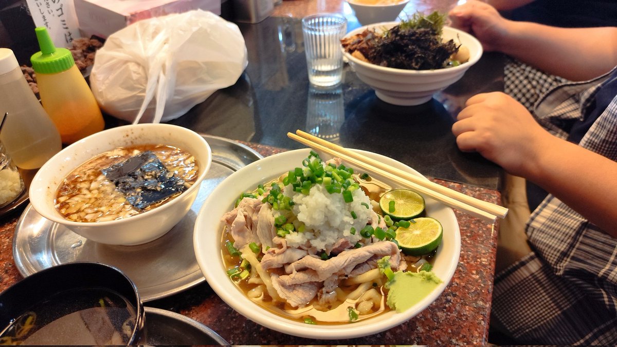 gontourist's tweet photo. 煮込み屋左斜め上24°さんへ
行ってきた。
限定の豚しゃぶすだちおろし蕎麦と、もつ煮定食
限定のさっぱりしたすだちおろし蕎麦��、限定なのが残念！明日も食べたい味。
大好きなもつ煮は、やはりご飯と一緒に定食で。
夜にも余韻に浸れるように、もつ煮テイクアウト２つ購入。
#煮込みや左斜め上24ﾟ https://t.co/5BW6PqJsnq
