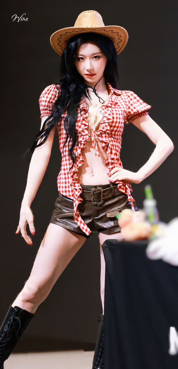 they wearing the same clothes btw