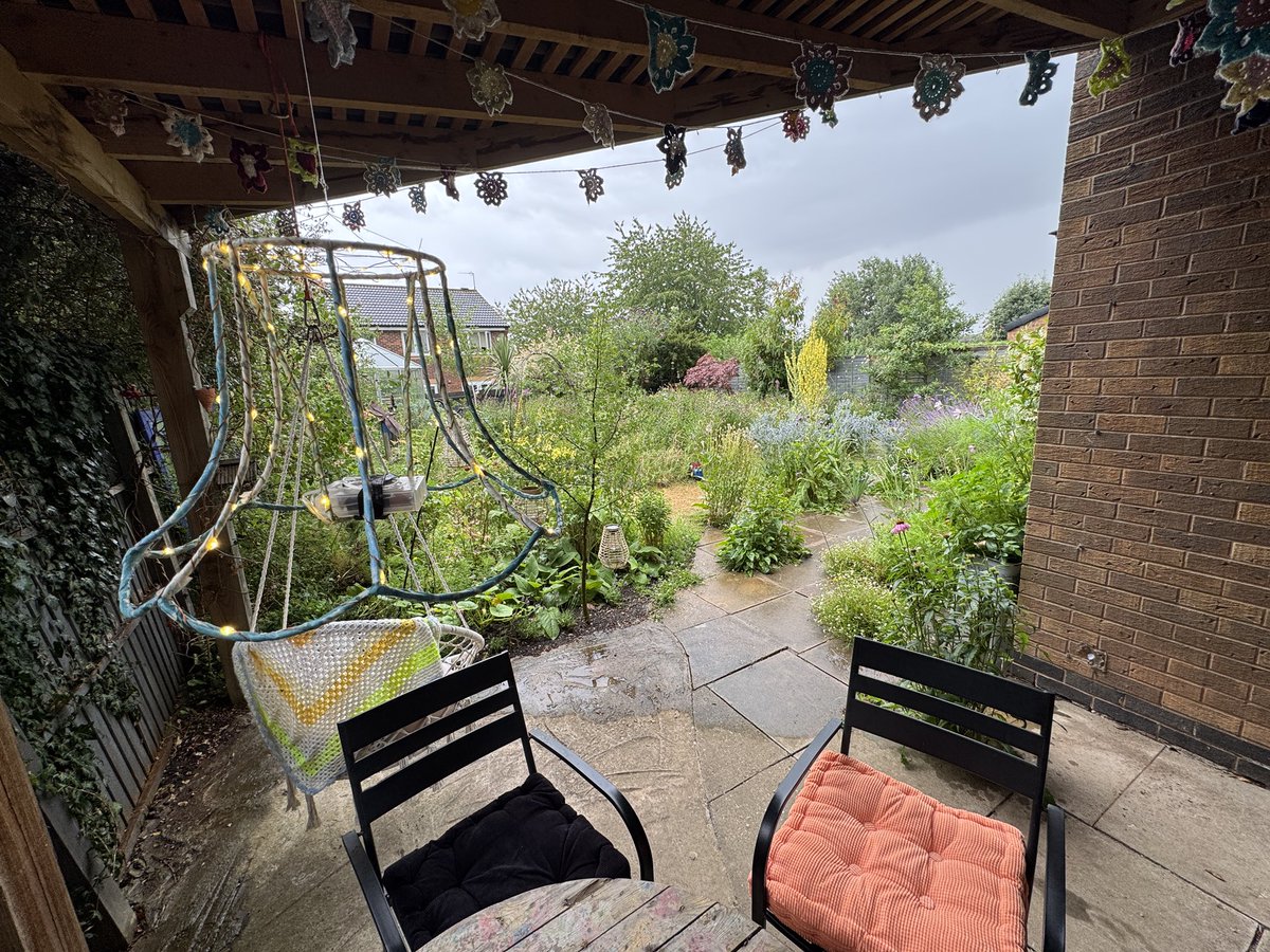 Little_Dale_WLG's tweet photo. We’ve got you covered ☔️
Open today 'till 5pm for @LeicsNGS 
Live music from Sostenuto from 3pm 🌱🌻🎸
https://t.co/Ri208e1s51 https://t.co/Hv6e5DYvEJ