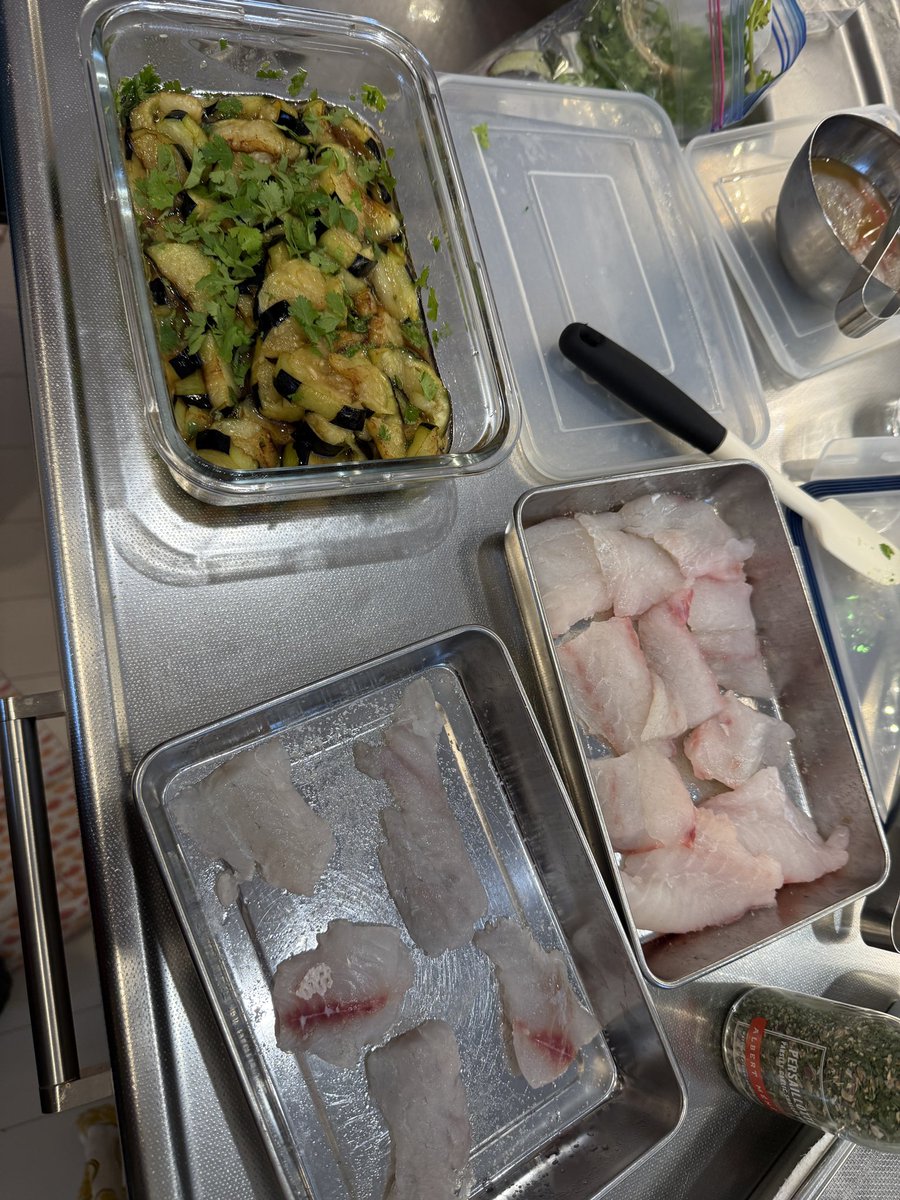 今夜は昨日釣った黒鯛と家で採れたパクチー、近所で買った茄子の料理/タイ風茄子のマリネ。昨日は二人で黒鯛、キビレ17枚釣れました。