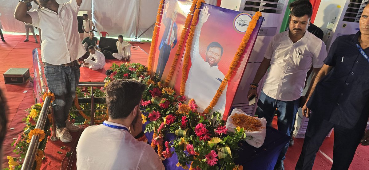 Shambhavi Choudhary - शाम्भवी चौधरी (@sham4samastipur) on Twitter photo नया संकल्प,नई ऊर्जा - विकसित हो #बिहार अपना
महान विभूतियों की भूमि सारण जिलान्तर्गत छपरा के राजेंद्र स्टेडियम में <a href="/LJP4India/">Lok Janshakti Party (Ramvilas)</a> के राष्ट्रीय अध्यक्ष बड़े भाई आदरणीय श्री <a href="/iChiragPaswan/">युवा बिहारी चिराग पासवान</a> जी की उपस्थिति में आयोजित 'नव-संकल्प महासभा' में सम्मिलित होकर, वहां उमड़े जनसैलाब को संबोधित की। नया संकल्प,नई ऊर्जा - विकसित हो #बिहार अपना
महान विभूतियों की भूमि सारण जिलान्तर्गत छपरा के राजेंद्र स्टेडियम में <a href="/LJP4India/">Lok Janshakti Party (Ramvilas)</a> के राष्ट्रीय अध्यक्ष बड़े भाई आदरणीय श्री <a href="/iChiragPaswan/">युवा बिहारी चिराग पासवान</a> जी की उपस्थिति में आयोजित 'नव-संकल्प महासभा' में सम्मिलित होकर, वहां उमड़े जनसैलाब को संबोधित की।
