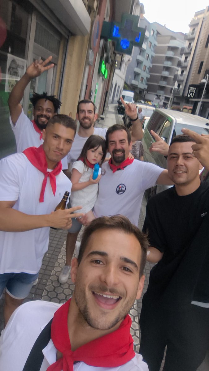 itsBestOMG's tweet photo. Con los del trabajo. https://t.co/zzr8qG9znA