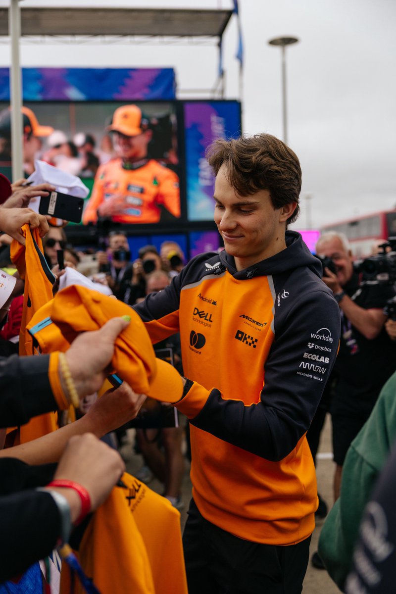 McLarenF1's tweet photo. Morning, Osc 👋 

Good vibes with the fans at Silverstone 🧡

#McLaren | #BritishGP 🇬🇧 https://t.co/2CzelDEBnJ