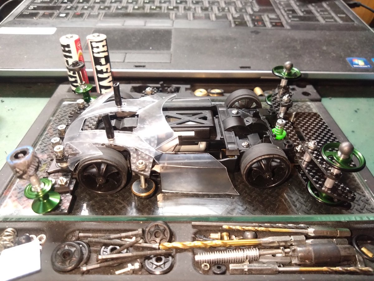 9999Technology's tweet image. フロントウィンドウを切り過ぎた…。😨ボディ搭載位置は高めにしました!
後はキャッチャーダンパーのデザインを考えないと?🤔
せっかくなので、mindevで取り寄せたグリーンアルマイトのローラーを装着!