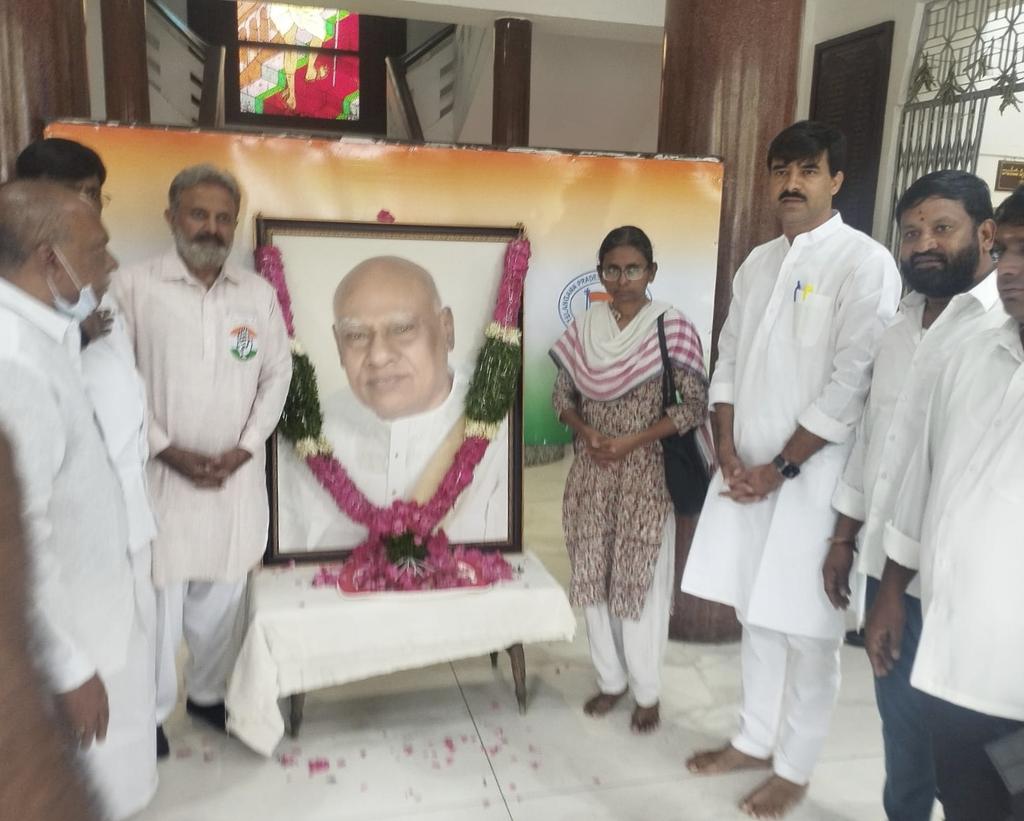 ఉమ్మడి ఆంధ్రప్రదేశ్ మాజీ ముఖ్యమంత్రి, తమిళనాడు మాజీ గవర్నర్ శ్రీ కొణిజేటి రోశయ్య గారితో నాకు వ్యక్తిగతంగా,  పార్టీ పరంగా ఎంతో అనుబంధం ఉన్నది. గవర్నర్ గా, సీఎంగా, అందరికంటే ఎక్కువసార్లు బడ్జెట్ ప్రవేశపెట్టిన ఆర్థిక మంత్రిగా ఆయన అనుభవం రాష్ట్ర అభివృద్ధికి ఎంతో తోడ్పడింది.