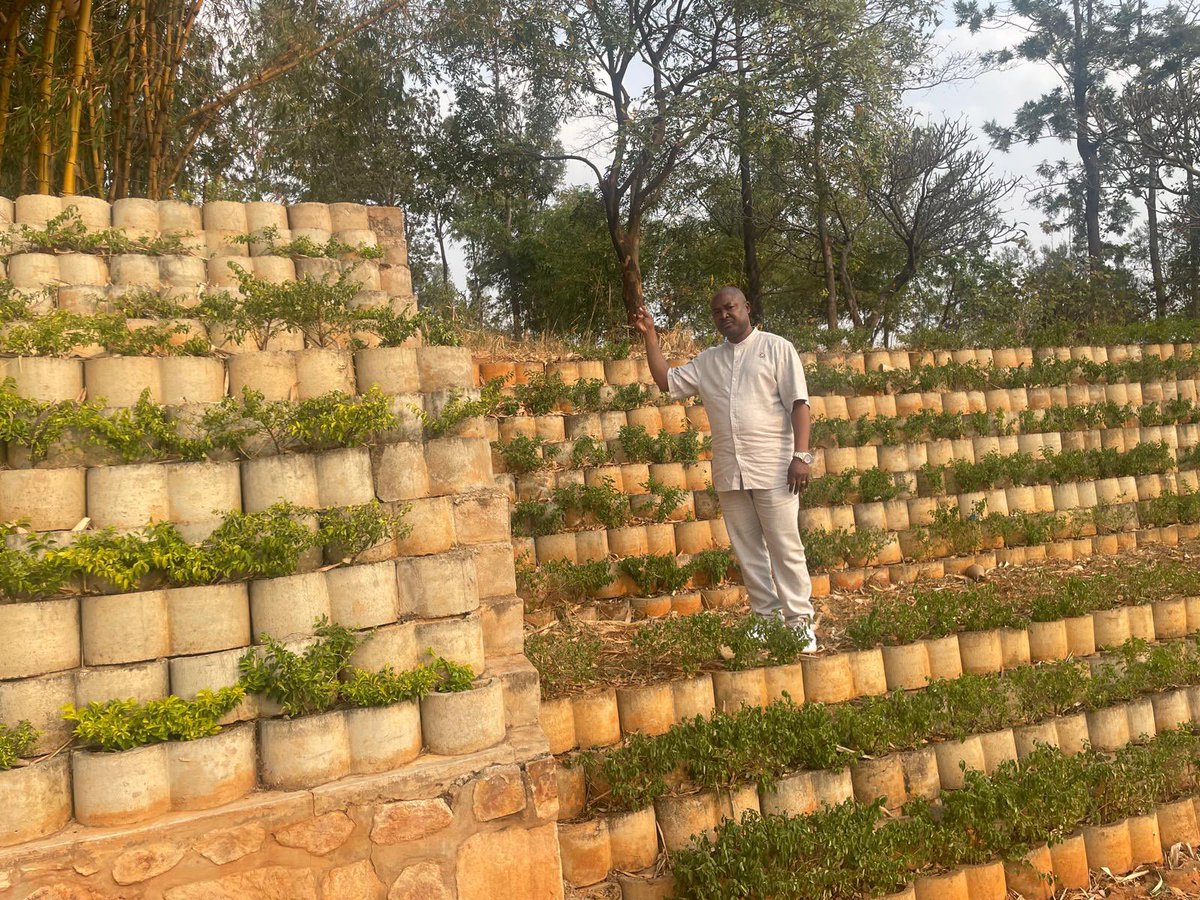 Mu #Burundi. Inyuma y’imyaka 30 ihaciye naraye niboneye aho umuvyeyi wanje mawe #Elisabeth_BIRIKO anvyara yiciwe bunyamanswa agacibwa n’umutwe azira ubusa. Urupfu rwiwe hamwe n’urw’abandi Barundi isinzi bagandaguwe ataco bazira biri muvyanteye gukora ururirimbo rw’amahoro,