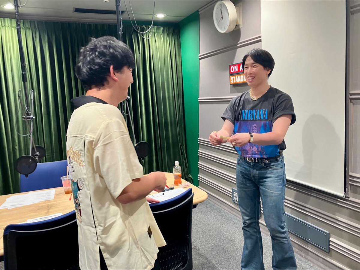 datesama_TBSR's tweet image. 収録後！

#ロイヤルサロン のステッカーを御礼と共に手渡す宮舘さんです🌹

向井さんありがとうございました！

#ふらっと954 #宮舘涼太