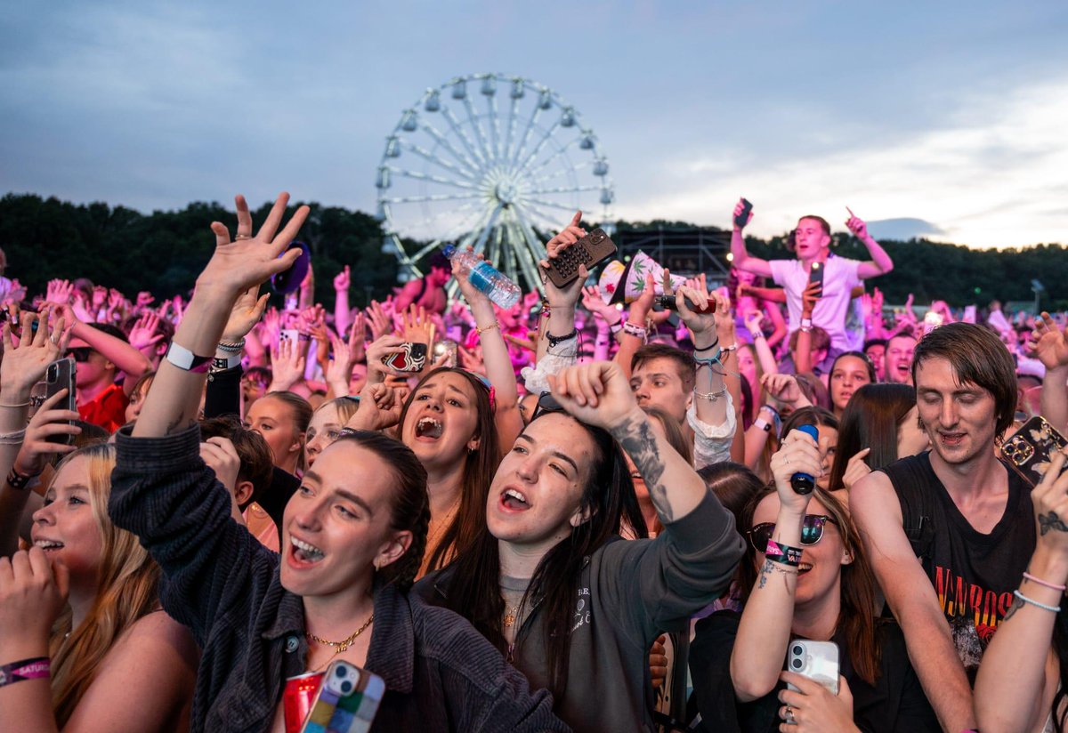 We’ve got our fingers crossed that the rain holds off for our final day!

Please only bring umbrellas that are collapsible and smaller than 30cm. 

Large, golf and pointed umbrellas are NOT permitted.

Better yet, pack a waterproof jacket or poncho and dance in the rain 💧🕺