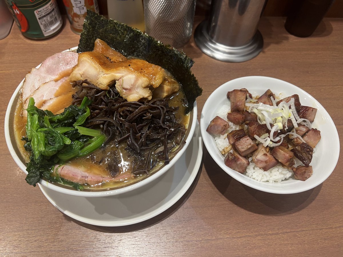 ramenmanzz's tweet image. 📍川崎 家系ラーメン 大ちゃん
チャーシューラーメン(1200円)
チャーシュー丼(250円)キクラゲ(100円) 限定鶏ももチャーシュー(200円)
自己評価★★★★★
川崎駅から歩いたら汗だく💦つけ麺間に合わず…久しぶりの大ちゃんすげうまかった!スープも完飲させて頂きました🍜またつけ麺食べいきます
