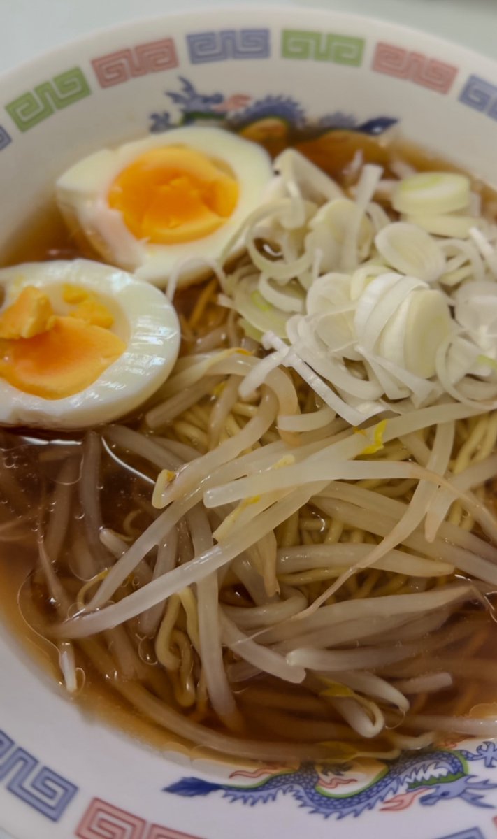 スーパーLIFEの袋ラーメン5食入り(醤油)麺がもちもちでスープもバカうまい🍜

1袋5食入 358円（税込386円）
コスパエグし

マルちゃんの袋ラーメンもウマウマだが、レギュラー争いで勝ったのがこのスマイルライフ醤油ラーメン。

今回は、もやし、ネギ、茹で卵とラード少々で🏆優勝でございました！