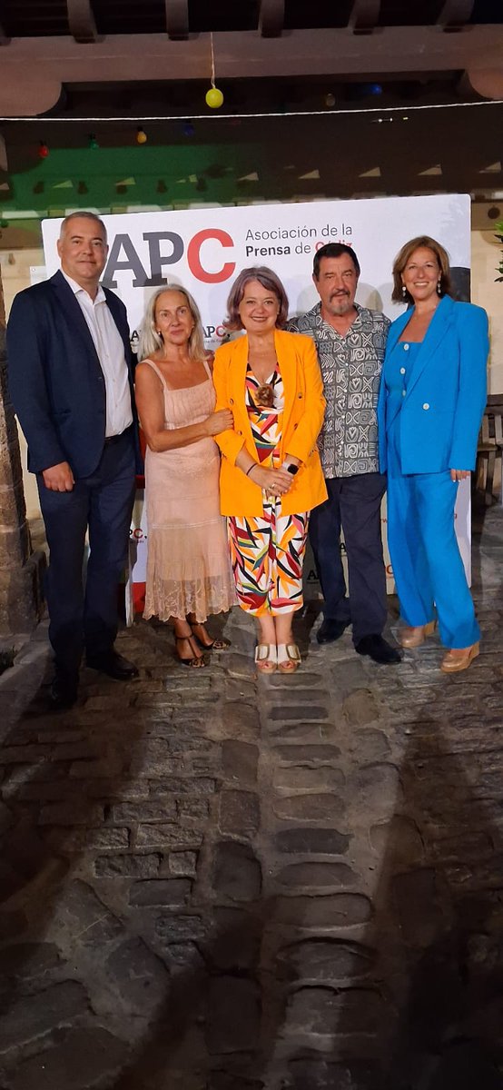 📷Nuestra secretaria general, Paula Fernández y de Organización, Marisa de la Rosa anoche en la Velada de la Prensa. Cita tradicional con la <a href="/APCadiz/">APC</a> para distinguir la labor periodística de cada año. #UGTCádiz