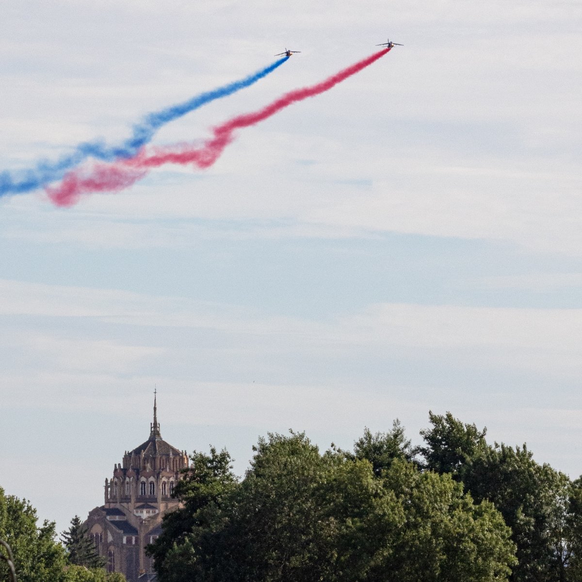 Plus de 20 ans après son dernier passage, la <a href="/PAFofficiel/">Patrouille de France</a> est de retour dans le ciel du choletais ! Passage au-dessus du Sacré-Cœur de Cholet le samedi 5 juillet.
#cholet #PAF #maineetloire
