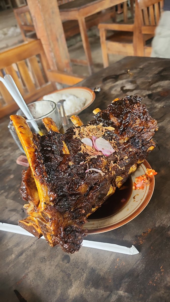 Syawaludin3687's tweet photo. Apa makan siang mu hari ini?
Jogja selalu punya cerita
Jogja selalu punya cara
Jogja selalu punya rencana 

Sejak sate kambing 
Lanjut tengkleng gajah
Sekarang makin jumbo iga bakar dinosaurus 🤭🤭

Apapun itu yang penting guyub rukun menikmati indahnya kebersamaan 

#DeBuS https://t.co/3XSmR5hP53