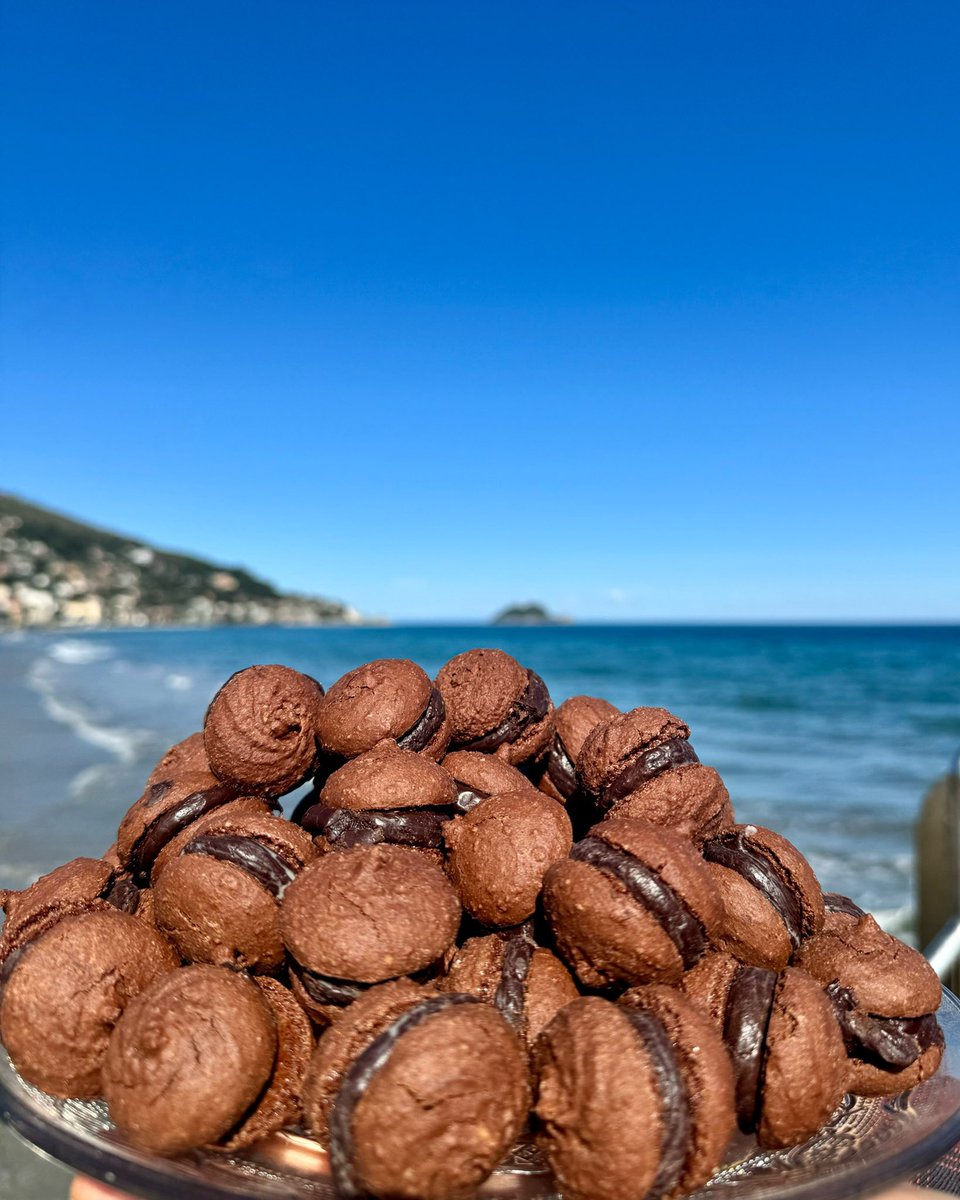🍽️ Come addolcire la vostra giornata in #Liguria? Con i #BacidiAlassio e una vista mare unica verso l’Isola Gallinara

#lamialiguria #giornatamondialedelbacio