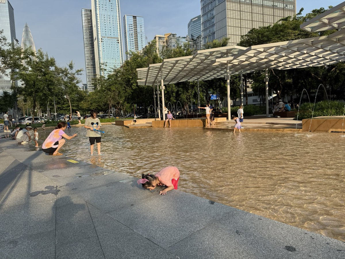 studyro's tweet image. 深圳不少新建的公园都有戏水区了。