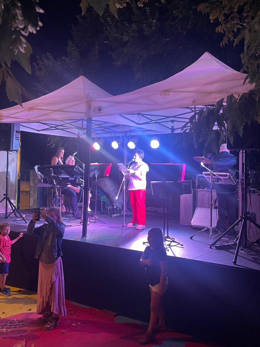 jxcatGirona's tweet photo. 🎉 El Pont Major dona el tret de sortida a la Festa Major amb un pregó ple d’orgull i estima pel barri.
Des de Junts per Girona, celebrem i defensem les festes de barri com a espais de comunitat i identitat. @AVPontMajor
#PontMajor #FestaMajor #Girona https://t.co/WxdZNIKtlB