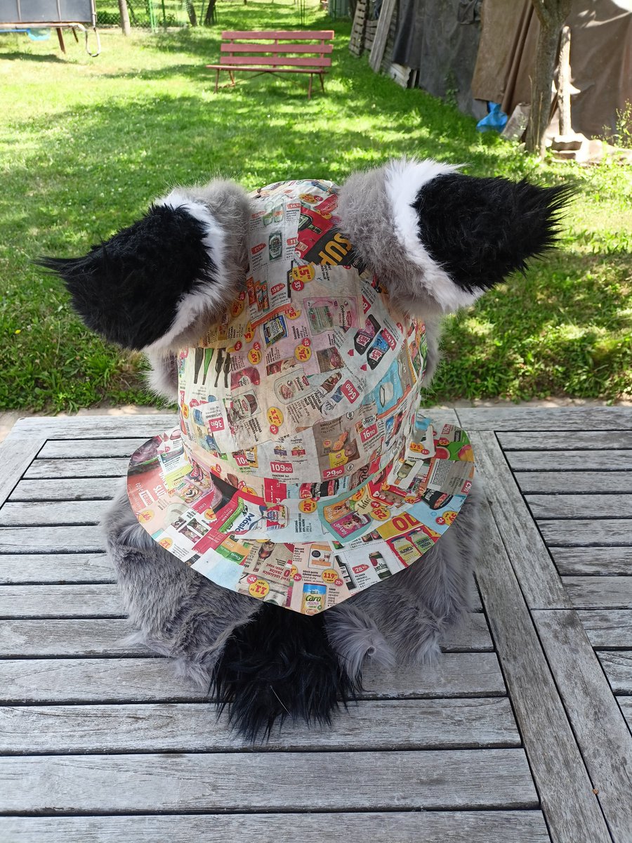 Back at work, yay! 🤩
I'm currently working on the Roman armor for Kyumuret's fursuit and here is the first WIP - a helmet that fits his head exactly 😁
The whole helmet is made of paper and cardboard using paper mache technique. It was fun to work with a different material ^^📑