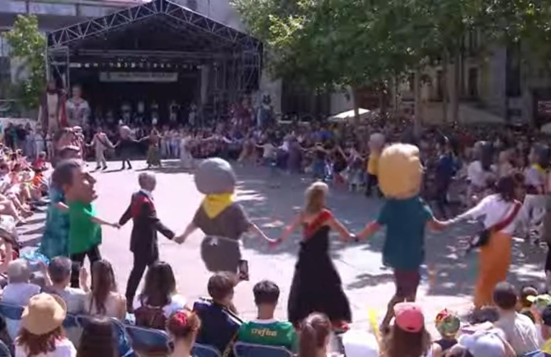El regidor i les regidores de VOX no han ballat el ball de plaça. 
La lluita dona els seus fruits! Enhorabona! Triomf de la cultura popular i la lluita antifeixista! ✊
#festamajortrs #FestaMajorTerrassa25 #FMTerrassa #StopVox  #AmbElFeixismeNoShiBalla #FestaSiRacismeNo #FCKNZS