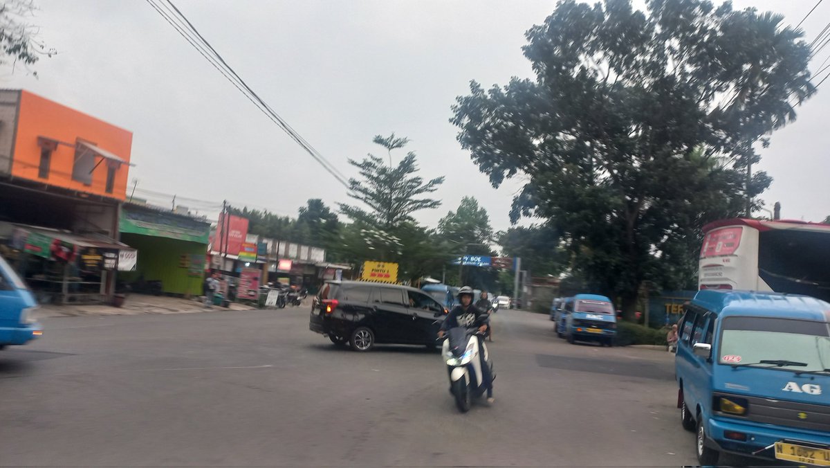 Akhirnya hari ini saya turun jg di dalam terminal arjosari, rasanya masih semrawut...angkot ngetem diluar area terminal. Penumpang turun, jg langsung keluar lagi lewat pintu masuk bus...<a href="/DishubMalang/">DishubKotaMalang</a>