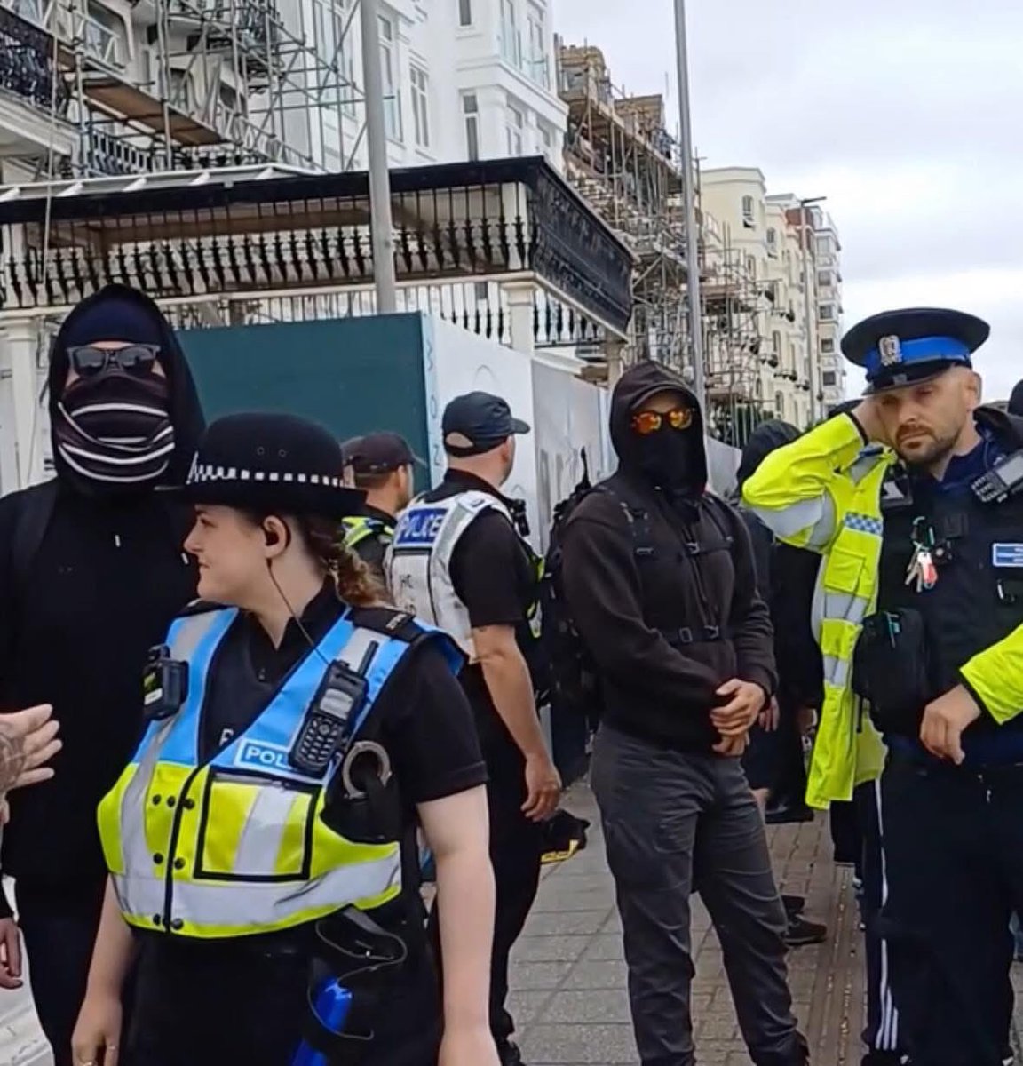 In Portsmouth yesterday police look to be more concerned about the protesters raising awareness on immigration and child grooming. Police have their backs turned on masked up far left extremists Antifa who are all dressed in black, it’s almost like they’re in the same gang 🤔🤔