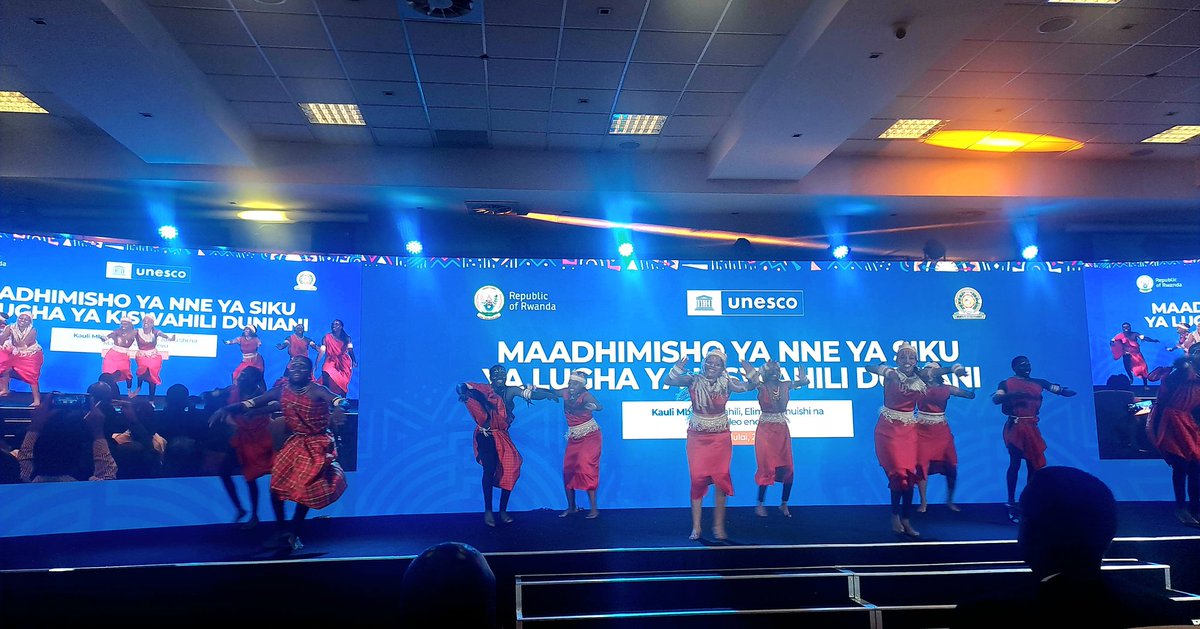 jumuiya's tweet photo. ➡️Kutoka Kigali, Rwanda 

🌍 Maadhimisho ya nne ya siku ya Lugha ya Kiswahili Duniani 

🔹Siku ya kwanza 

📍Lugha ya Kiswahili si chombo tu cha mawasiliano. Ni msingi wa elimu, utambulisho, na usawa katika jamii. Tunapoikumbatia Kiswahili kama lugha ya kufundishia,mazungumzo, uvumbuzi, biashara, haki, huduma za kijamii na utawala hatuendelezi tu lugha  kikanda bali tunawawezesha watu, tunapunguza pengo la usawa, na kuhakikisha hakuna anayeachwa nyuma- Naibu Katibu Mkuu wa Jumuiya ya Afrika Mashariki @AguerAriik

#Lughayetu #Urithiwetu 

@Eakc_kiswahili @RwandaMFA 
@EA_Bunge @EACJCourt @Rwanda_Edu @SGNduva