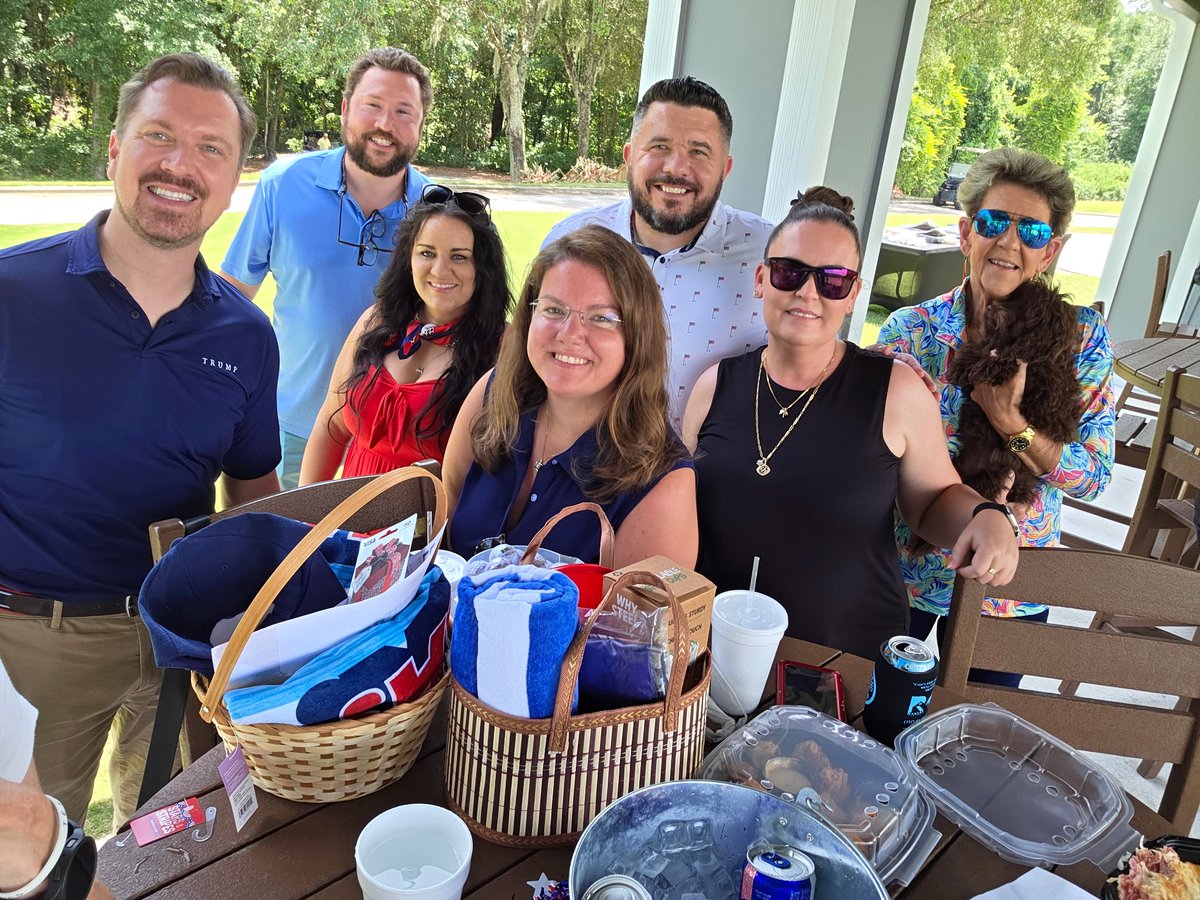 JaxYRs's tweet image. #TBT to attending the @Clay_YR Golf Swing event! A lot of YR history in this photo!
All the way on the left is Former State @FFYR Chair Brian Graham, Peret Pass is also a Former State FFYR Chair, @yrnational Vice Chair At-Large, and Co-Founder of the JYRs, Luke Wilhelm who now…