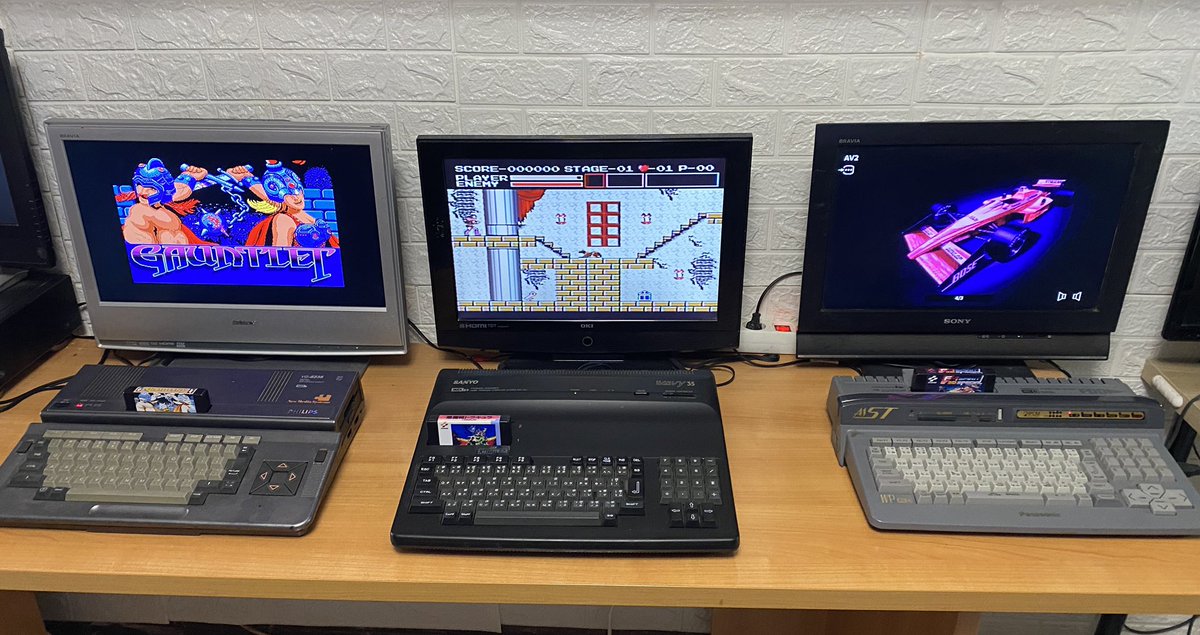 themsxlovers's tweet image. Hoy presentamos un lote de lo más variado.
Juegos de carreras,Shooters,RPG,Plataformas ..porque si una cosa se les daba bien a los MSX era la gran variedad de estilos que tenía en catálogo!
-F1 Spirit 3D
-Vampire Killer
-Feud
-HERO
-Gauntlet
No sabríamos cuál elegir !!
Y tu ?