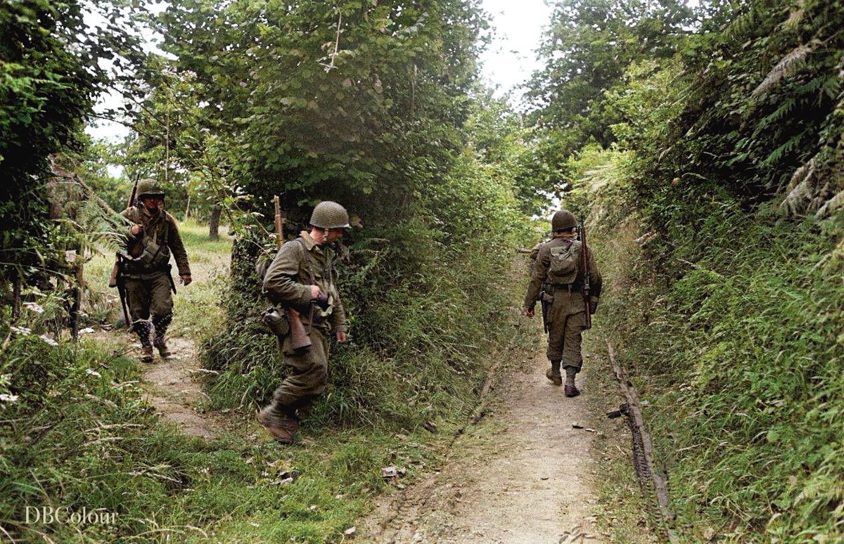 6 julio 1944. En el sector USA, tras liberar Caen, los 3 cuerpos de Bradley progresan a través del denso bocage. Los setos , los caminos excavados y las parcelas constituyen un freno más poderoso para el atacante y una herramienta defensiva más efectiva que el Muro del Atlántico.