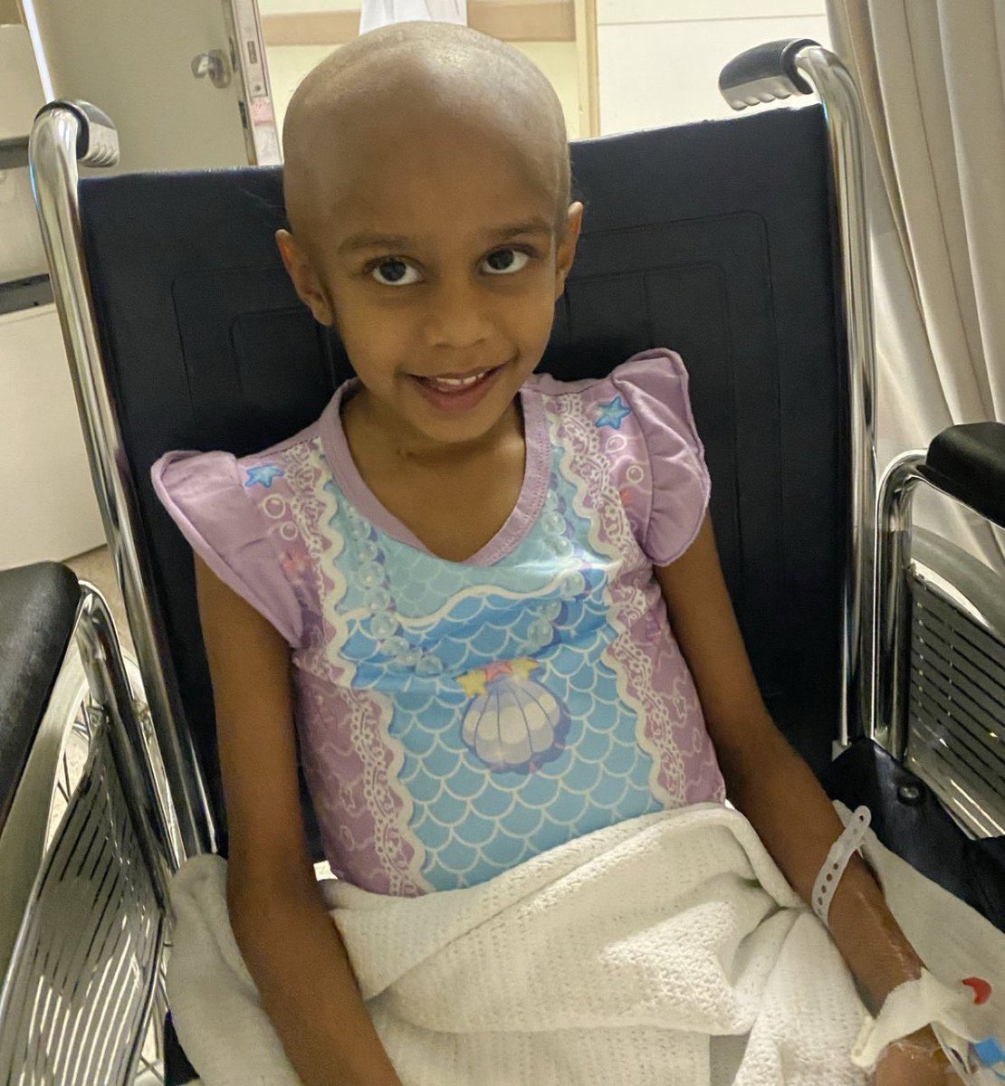 أقول:

إن التي فقدتُ.. هي التي أحببتُ
مولدُها في أوتاوا.. والقلبُ منها ما ارتوى
سميتها بعائشه.. لكي تكونَ عائشه
لكنما اللهُ خلقْ.. وقد قضى بما اتفقْ
وقبل عامينِ مضتْ.. البطنُ منها انتفختْ
يؤلمُها الطعامُ.. والمشيُ والكلامُ
وللطبيبِ سارتْ.. للفحصِ حينَ حارتْ
لكنه يقولْ.. إمساكُها