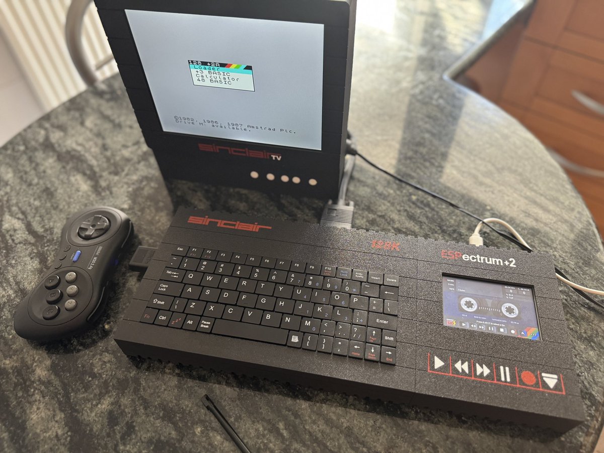 joselopez_ga's tweet image. Disfrutando de la reciente versión 1.4 de #ESPectrum con mi visión de un ESPectrum +2  impresa en 3D 😎. En breve tiempo publicaré los archivos por si a alguien le interesa…