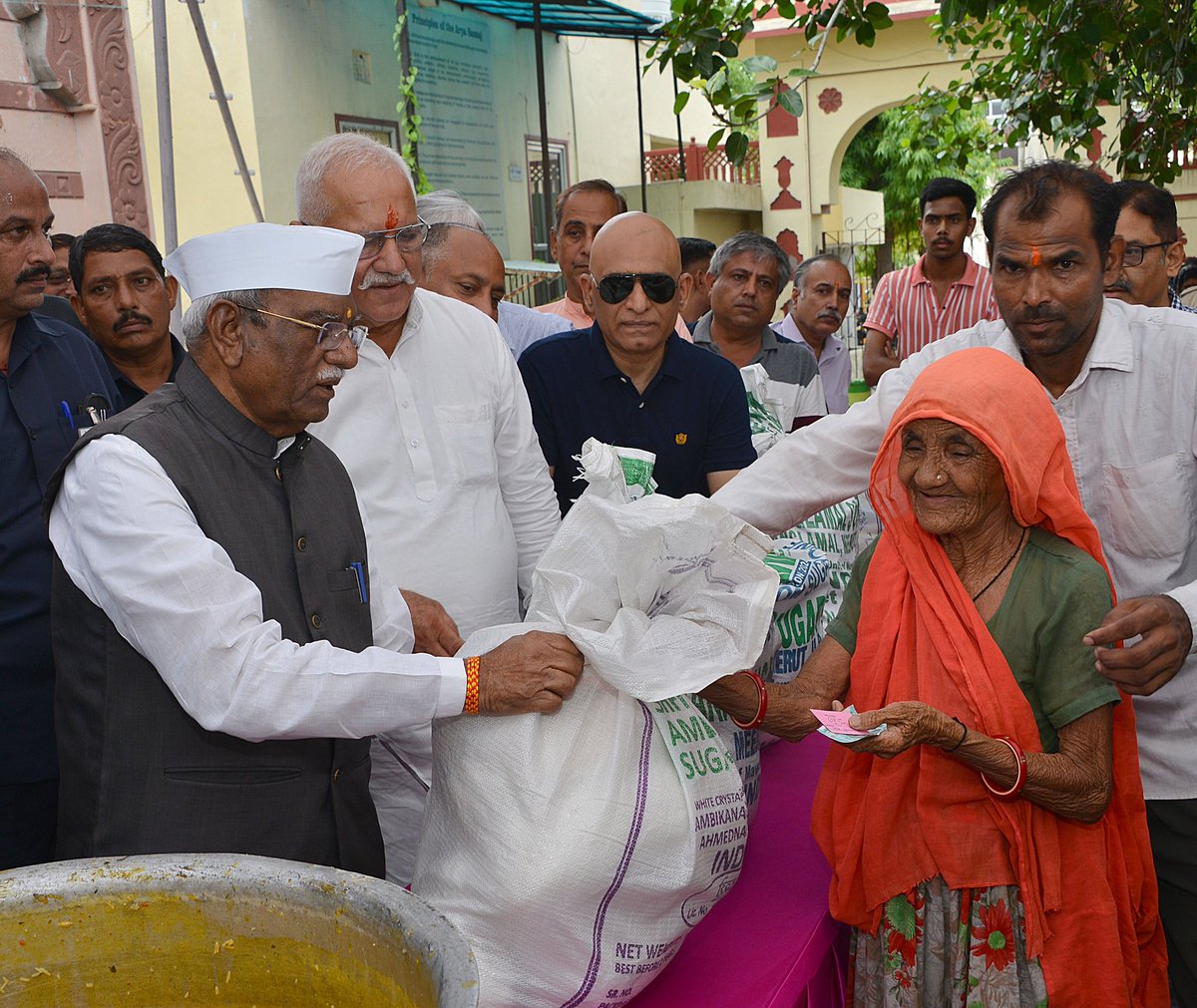 LokBhavanJaipur's tweet photo. राज्यपाल श्री हरिभाऊ बागडे जी ने 
 सर्वमंगल सेवा समिति की ओर से निर्धन जनों को राशन वितरण किया https://t.co/B7qMxefpt3