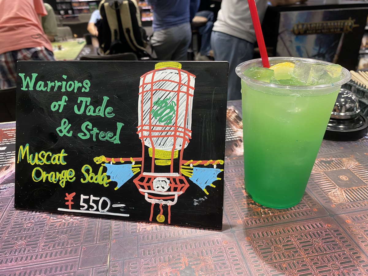 昨日から発売中の新ドリンク

"マスカットオレンジソーダ"は

キャセイの翡翠をイメージしたドリンク🥤

提供時は鮮やかなグラデーションだが
混ぜるとキャセイダイスと同じ綺麗な
翡翠色に変わるんだぜ🤩

これは写真映えすること間違いなし❗️
この夏ぴったりなドリンクだー

#WarhammerCafeTokyo