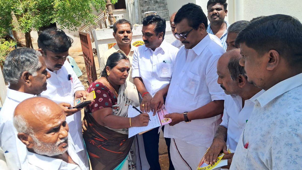 #ஓரணியில்_தமிழ்நாடு 
 சோழவந்தான் தொகுதியில் தேனி பாராளுமன்ற உறுப்பினர் அண்ணன் <a href="/ThangaTamilselv/">ThangaTamilSelvan</a> அவர்களும் சோழவந்தான்சட்டமன்ற உறுப்பினர் அண்ணன் #A_வெங்கடேசன்_MLA அவர்களும் உறுப்பினர் சேர்க்கையை மேற்கொண்டனர் 🖤❤️
<a href="/pmoorthy21/">பி மூர்த்தி</a> <a href="/TRBRajaa/">Dr. T R B Rajaa</a> 
<a href="/MLASHOLAVANDAN/">A.VENKATESAN MLA</a> <a href="/DMKITwing/">DMK IT WING</a> <a href="/DMKMadurai/">Madurai DMK</a>