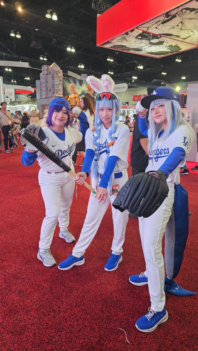 himawaricopter's tweet photo. Sadly I couldn't go to #hololiveDodgers but I did end up meeting a famous 成人向け artist at the Midnight Mahjong party and interpreting for him the rest of the night 🤯

also the CEO of Vshojo wow cool hi!

(Cute pic from AX mostly unrelated) https://t.co/NaAb4bfivS