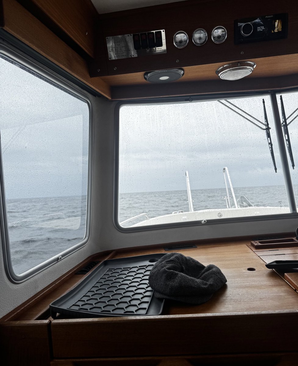 Eilen Airistolla ja Kihdillä. Kolmen tunnin aikana vastaan tuli vain pari venettä. Yleensä heinäkuussa saa väistellä tuttuja ja tuntemattomia. Surulliset ilmat tekevät surullisia tuloksia saariston pienyrityksille.