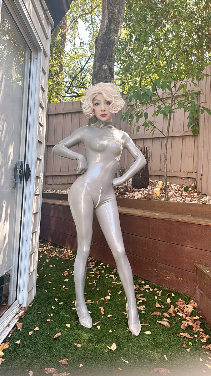 日光照耀下的金属银色~也太棒辣！
性感女神返图：<a href="/Gier_Tuner/">Gier</a>
#RubberBunny #rubber #latexfashion #胶latex