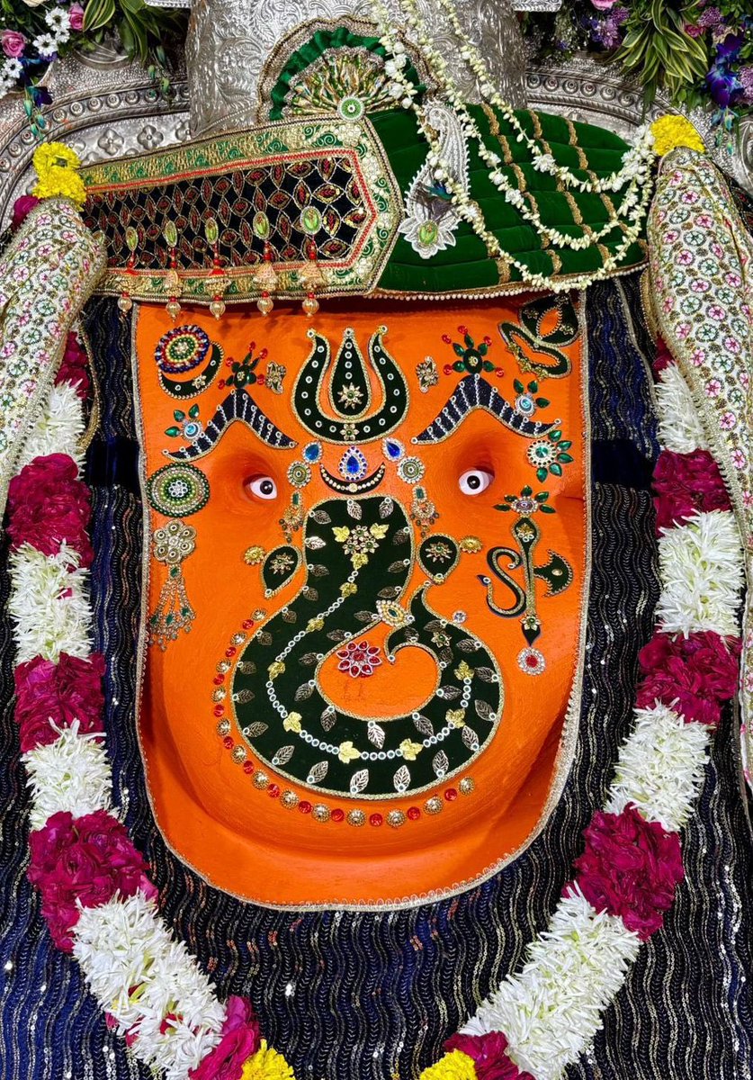 GloryofGanesha's tweet photo. 🙏 💐🌹🍃श्री गणेशाय नमः 🍃🌹💐🙏
श्री खजराना गणेश #इंदौर आज का आरती श्रृंगार दर्शन।
Shri Khajrana Ganesh #Indore today’s Aarti Shringar Darshan.
०५ जुलाई २०२५, शनिवार , आषाढ़ शुक्ल #दशमी
05 July 2025, Saturday, Aashad Shukl #Dashmi https://t.co/Hhz0v60lb6