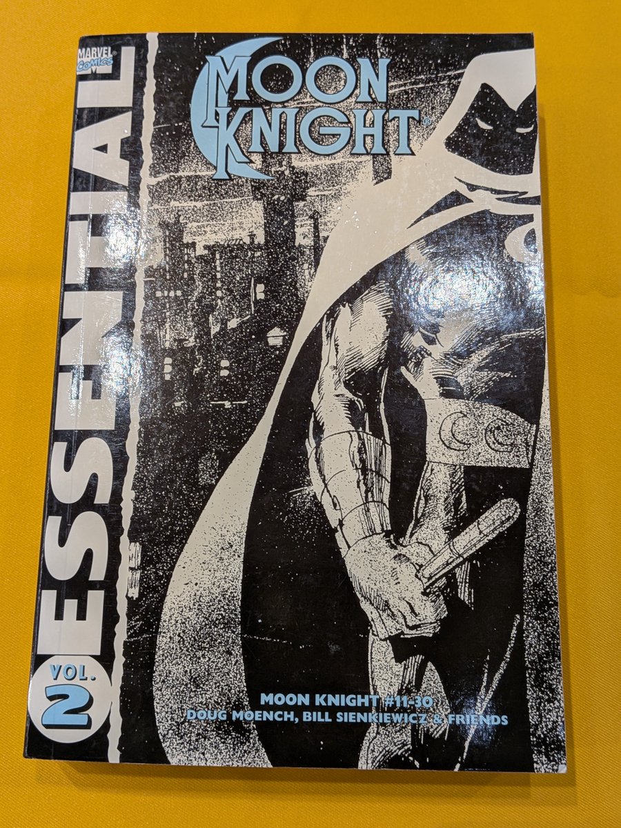 eighthwonderjp's tweet image. 今日のお宝
ジャパコミ受付脇で小池顕久先生が頒布していた『Essential Moon Knight』Vol.2
このエッセンシャルシリーズはモノクロながら20話分位が一冊に纏ったお得な本で、ペンシラーのビル・シンケヴィッチ先生の原稿を楽しむ事ができます✨
(ムーンナイトの綴りが間違っていたので、再アップ