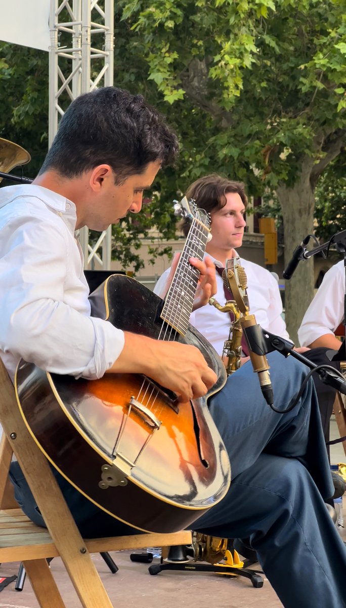 ✨🍷 Darrer dia del #Vijazz25 a la sala de tast al <a href="/casalvilafranca/">Casal de Vilafranca - Societat La Principal</a> amb diferents propostes de maridatge. La fira de vins i caves del Penedès acull els primers wine lovers!

🎷 A l’Escenari <a href="/JoieriaMoner/">Joieria Moner</a> a la Rambla St Francesc nova oportunitat per gaudir dels South Side Stompers