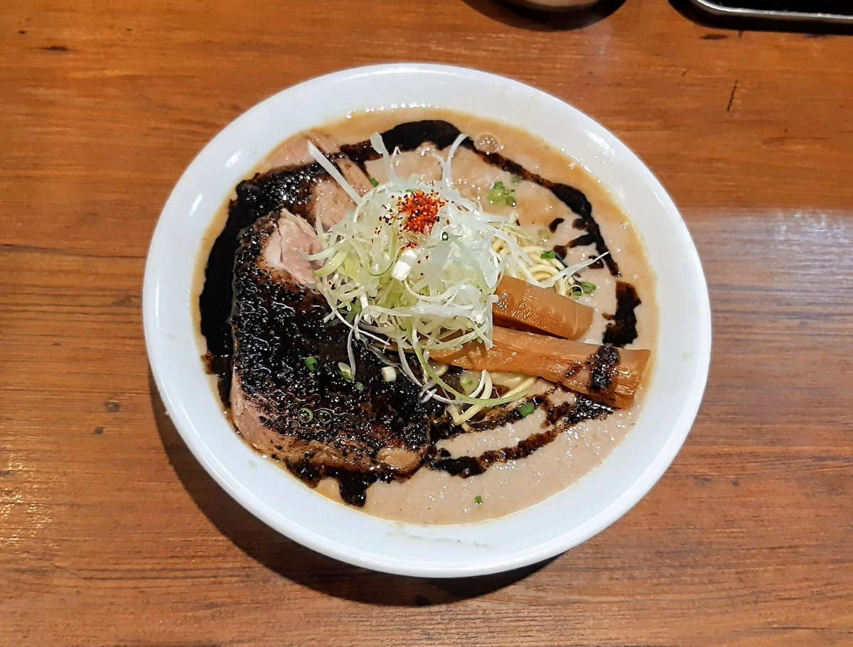 yu1871's tweet image. 【麺屋 極鶏 円町店】
黒だく。

どろっどろの超濃厚肉濁鶏白湯にマー油のパンチ。鶏好きにはたまらんね(•ө•)♡

円町店1周年ド根性祭ってこで冷凍ラーメン2食も貰えたしお家で極鶏楽しも♪

幸せな一杯ごちそうさまでした😀🎶👍
