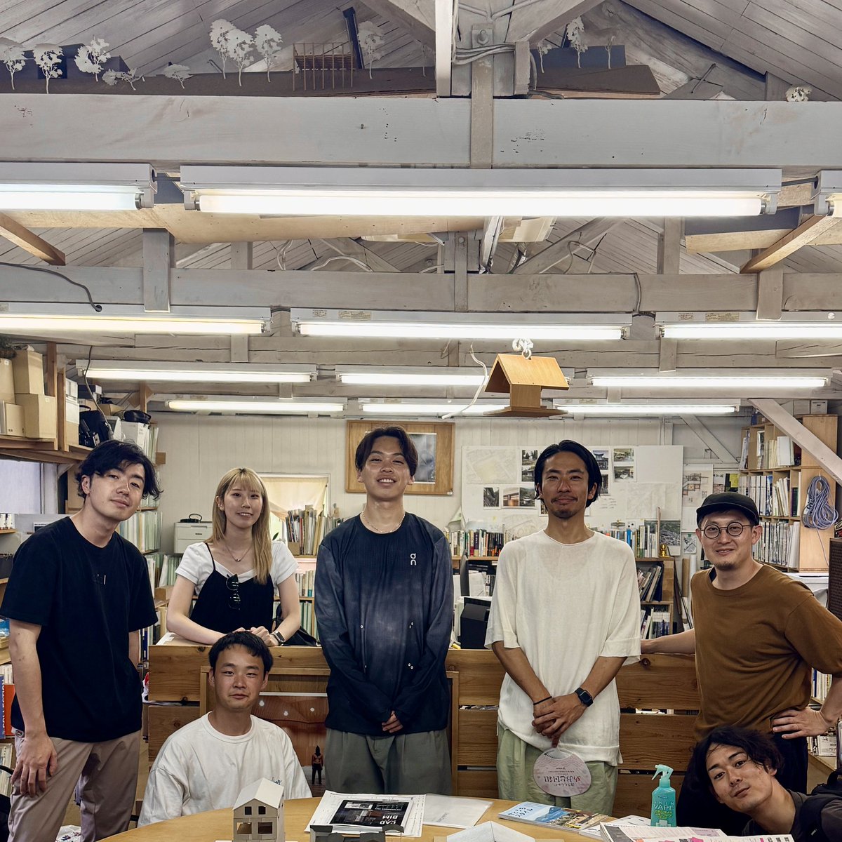 そして土井亘さんの案内で千鳥文化とドットのオフィスへ。ブリコラージュ的に巣のように建材をかき集めて作られた集合住宅の建築をさらに構造補強しながら、最低限の手入れのルールを決めて介入。改修どこまで手を加えるか問題に対して一定のルールを設けることで総意をつくる。