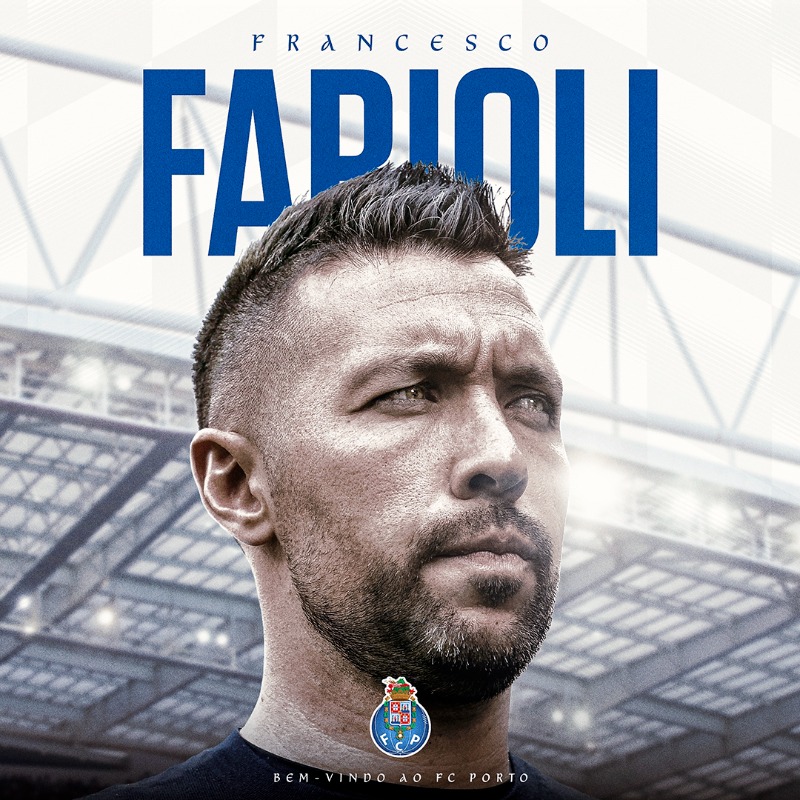 FCPorto's tweet photo. 𝐓𝐡𝐞 𝐰𝐚𝐢𝐭 𝐢𝐬 𝐨𝐯𝐞𝐫 ⌛ Aqui está o nosso novo treinador 💙

Bem-vindo, Francesco Farioli 🤝 

#SeguimosJuntos @france_fario