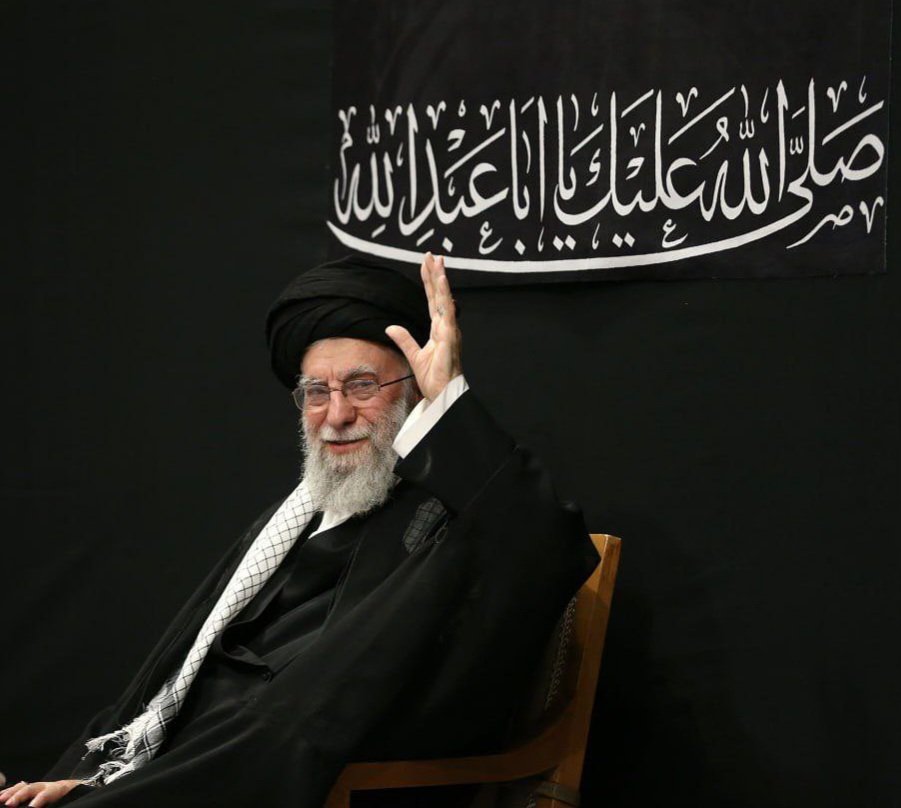 Gharibabadi's tweet image. در شب عاشورا، آنگاه که دلها آشفته از داغ کربلاست، حضور رهبر عزیزمان، گرمایی آرامبخش برای جانهای بیقرار است. آنگاه که چشمان خود را به آسمان میدوزد و زیر لب نام حسین (ع) را زمزمه میکند، گویی کربلا دوباره جان میگیرد. اشکهایش، اشک امت است؛ و دعایش، دعای پدری است برای…